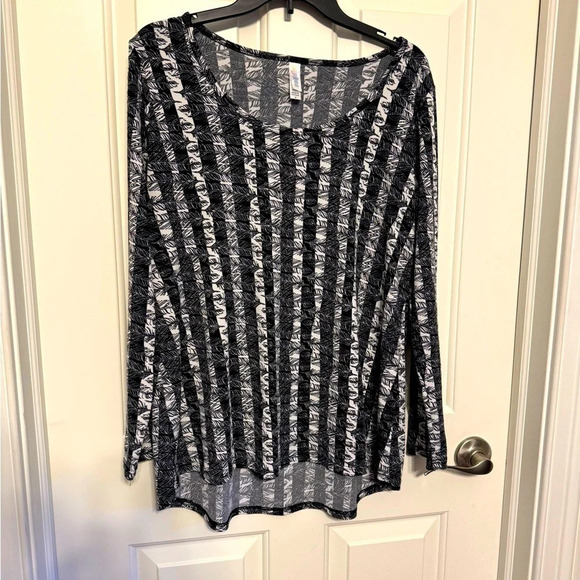 LuLaRoe Tops - LuLaRoe Lynnae Long Sleeve Tee Sz M